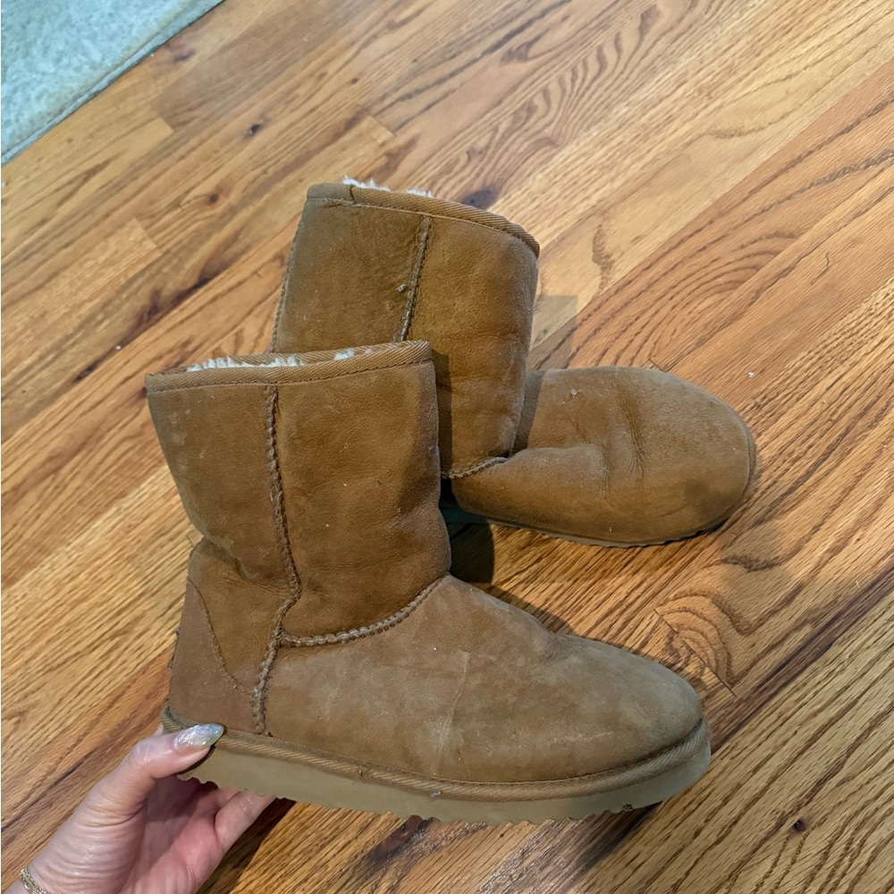 Authentic Ugg Short Boots - Y5/W7